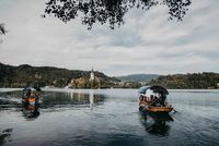 Lake Bled und seine traditionellen Pletna Boote in Oberkrain