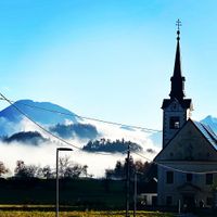 Dorfeingang mit Kirche in Bohinjska Slowenien