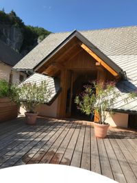 hayloft-terrasse-view-to-entrance