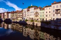 Ljubljana liegt am Ljubjanica Fluss. Eine Flussfahrt mit dem einzigen Holzboot lohnt wegen seinem Kapit&auml;n und der Aussicht.