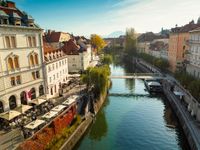 Ljubljana ist jung und frisch. Am Flussufer tummeln sich Cafes und K&uuml;nstler. Eine Stadt zum Genie&szlig;en und treiben lassen.