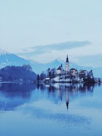 Schloss am Bleder See im Winter in Slowenien