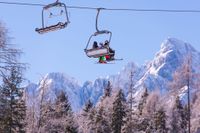 Sessellift im Sommer und im Winter mit Ausblick auf die slowenischen Alpen
